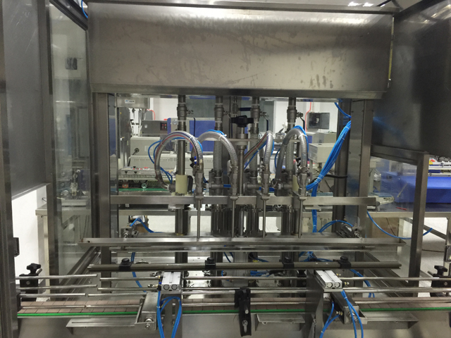 négy fejű töltőgép.jpg