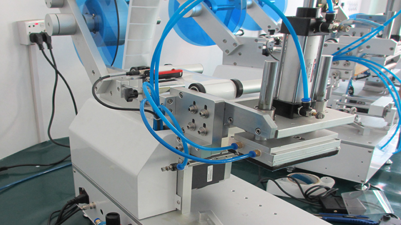 Kiöntő zsákok műanyag zacskó címkézőgép félautomata lapos felületre