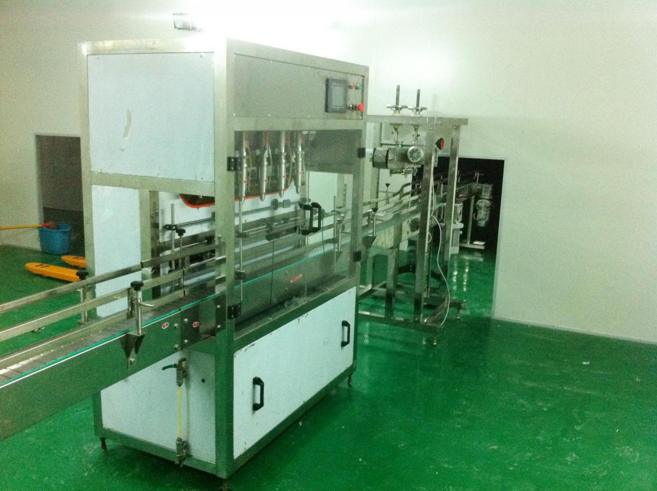 Linear filling machine with 4 filling heads LINEÁRIS FILLING MACHINE.jpg