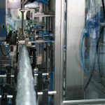 Automatikus palacktöltő kupakoló címkéző kartonozó becsomagoló gép