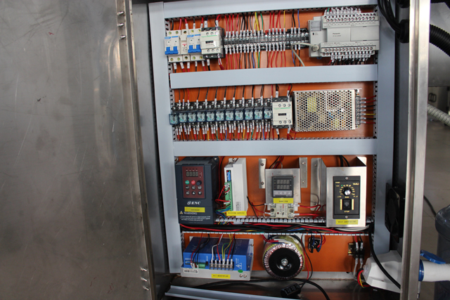 TÖLTŐGÉP 4 fej (1).JPG