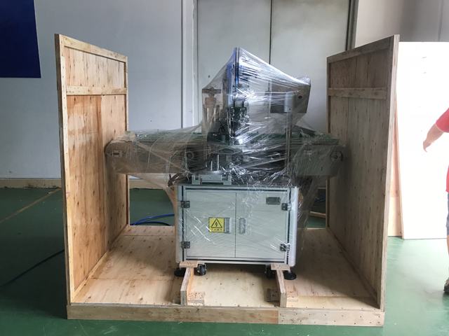 rúzscímkéző gép.jpg