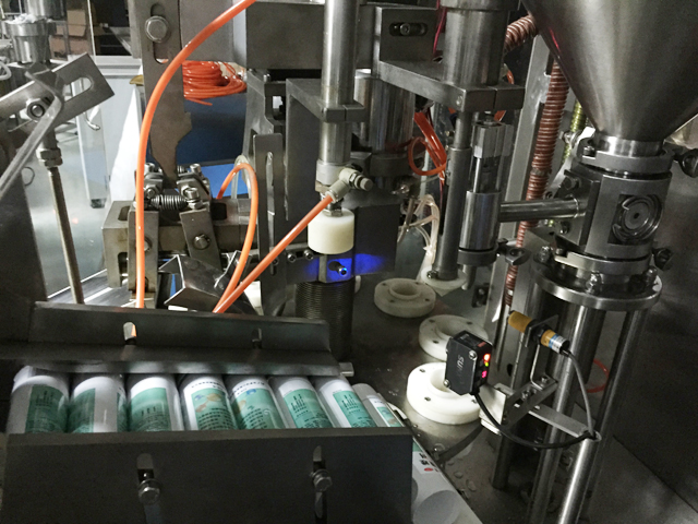 tubes holding feeding system automatikus csőadagoló rendszer a töltéshez tömítés.jpg