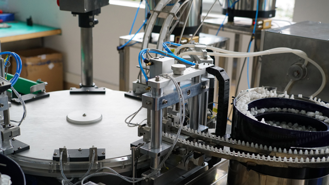 ROTARY töltés e folyadék műanyag palackokba.jpg