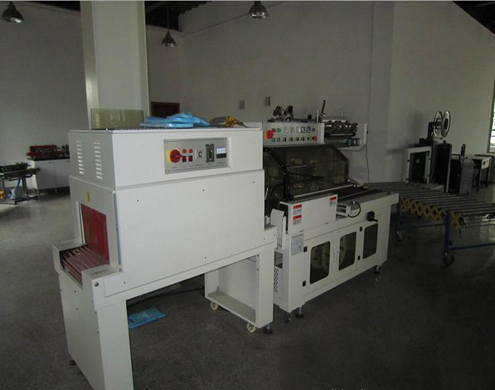 L type sealing shrinkage packing machine L tömítő zsugorfóliázó gép.jpg