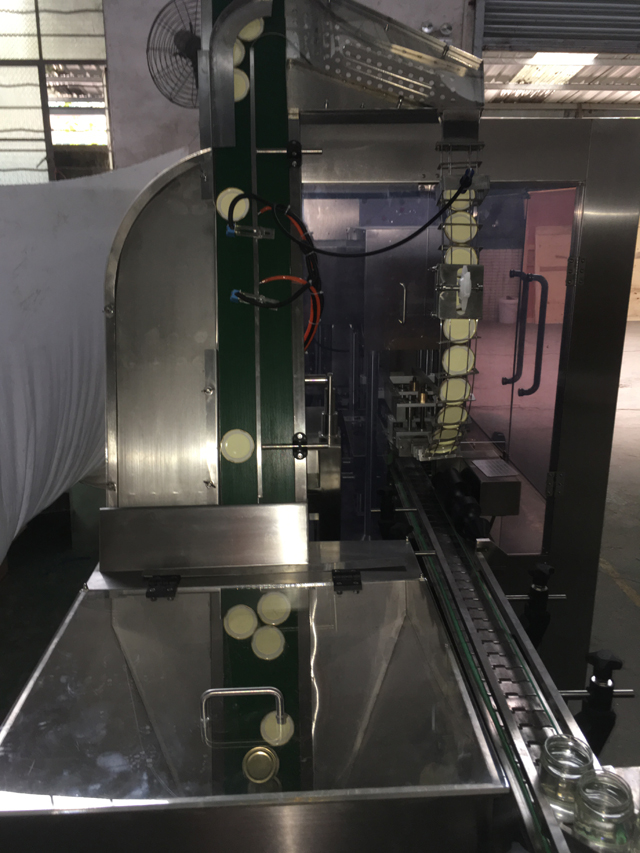 üvegek vákuumzárás kupakolás folyamata.JPG