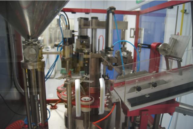 automatic tubes filling sealing machine for toothpaste tárolótartály.jpg