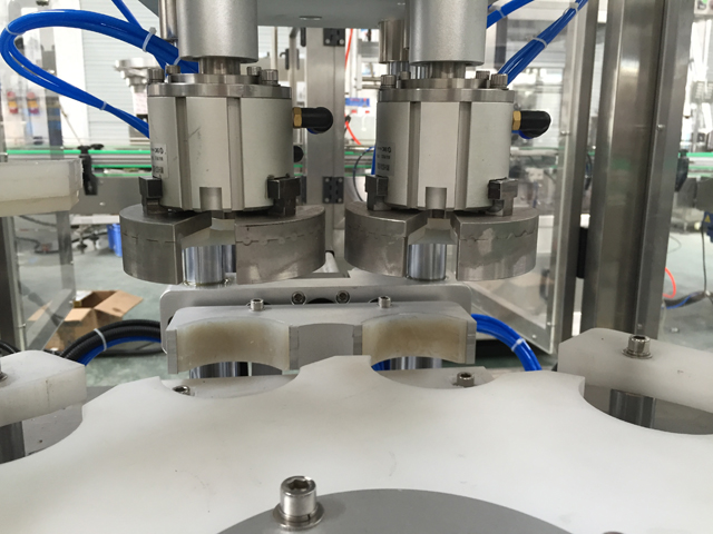 Vákuumos kupakoló gép.jpg