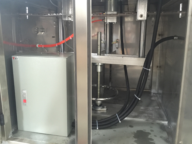 dobozok belsejében zárókupakoló gép.jpg