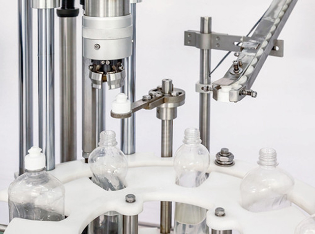 capping head close shot egysapkás gép részletei.jpg