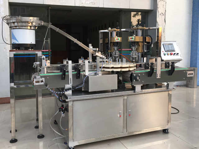 capping machine with 2 capping heads csavaros kupakberendezés félautomata.jpg