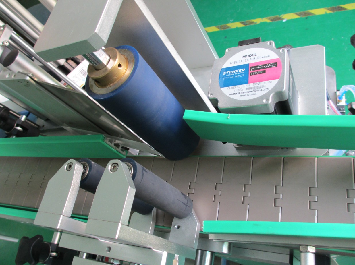 PLC controlling system bottle labeling machine CÍMKÉZŐ BERENDEZÉSEK PALACKOK PLC2.jpg