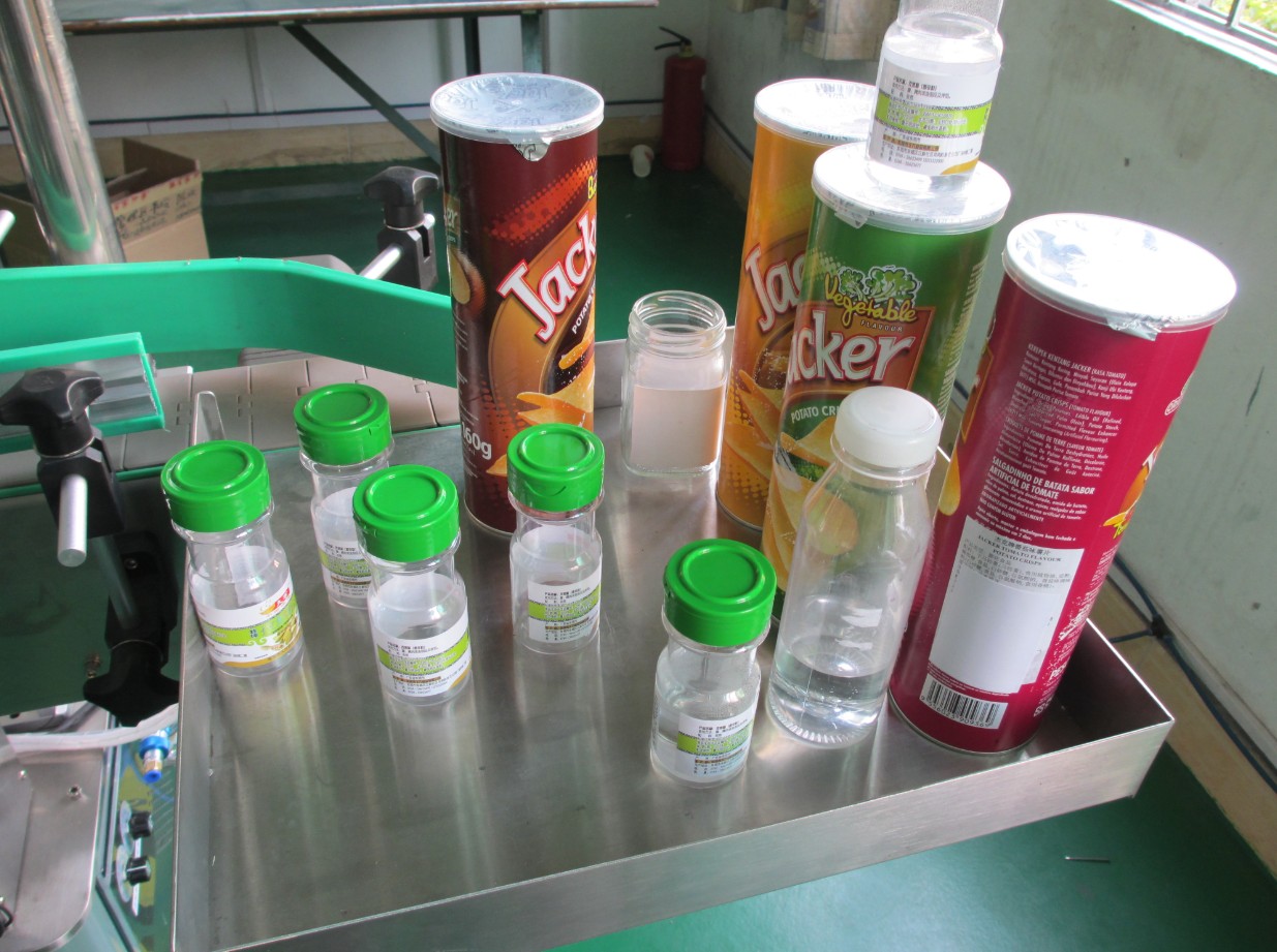 automatic vertical round bottle labeling equipment KEREK KONDRONOK CÍMKÉZŐ ETIKETTIERMASCHINE.jpg