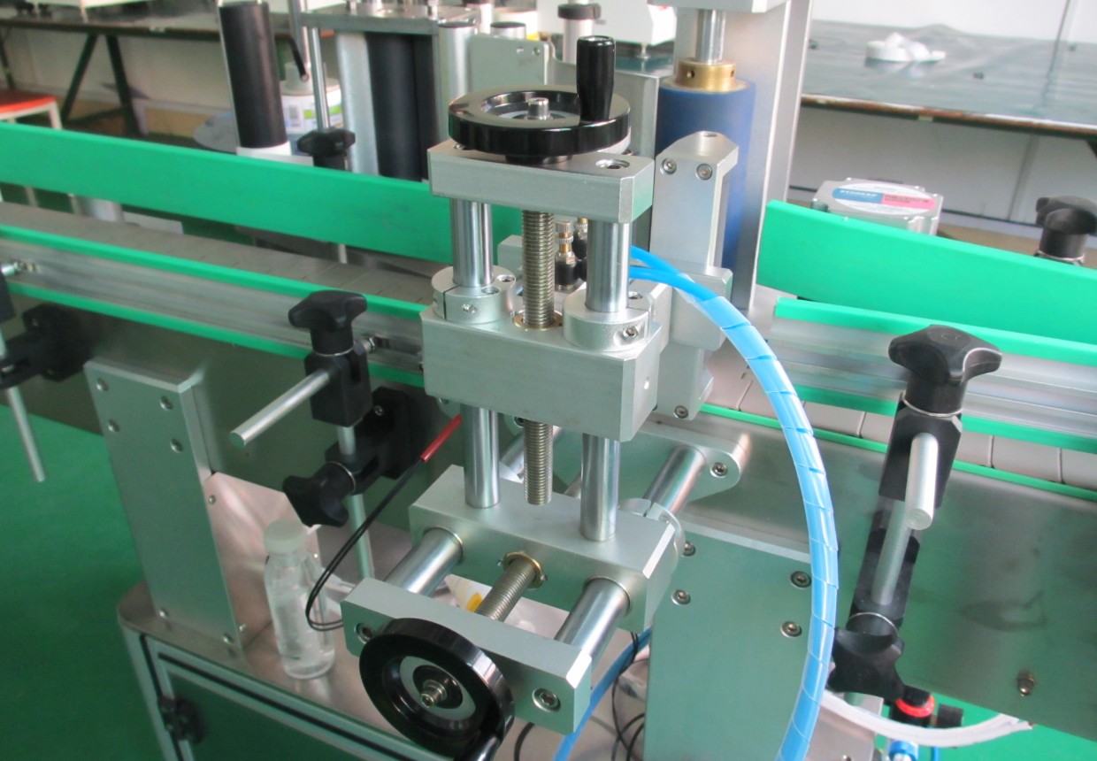 labeling machine with positioning system CÍMKÉZŐ BERENDEZÉSEK PALACKOK PLC.jpg