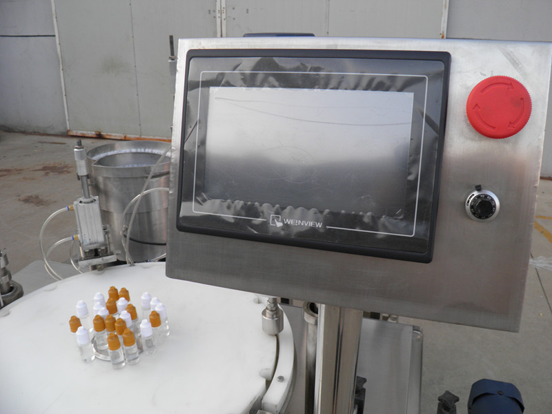 filling plugging capping labeling production line E folyékony PLC palacktöltő kupakolás labeling.jpg