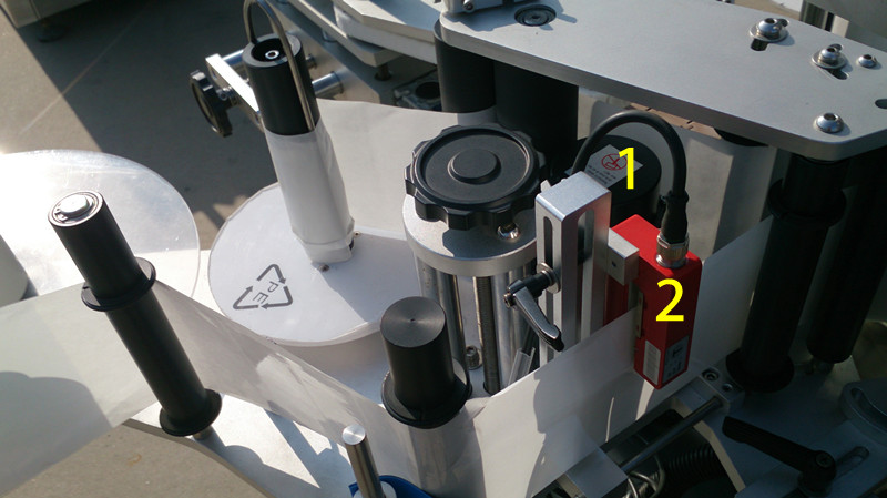 labeling machine for E liquid small bottles címkézés az E liquid close images.jpg