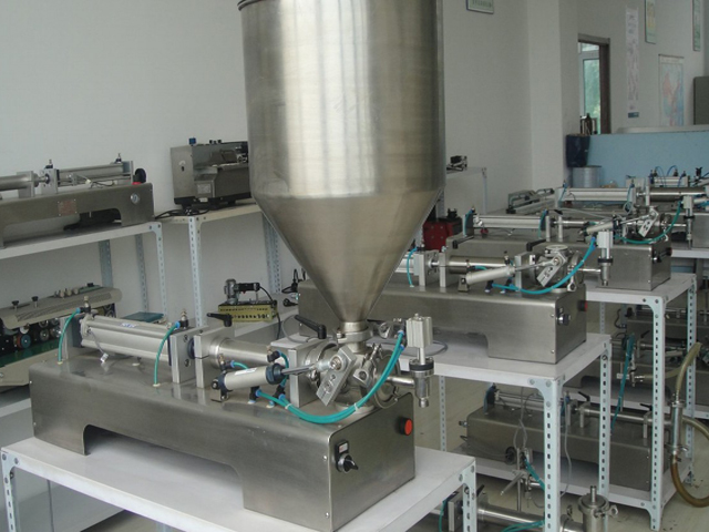 horizontal filling machine for both liquid and paste CREAM&LIQUID töltőgép.jpg