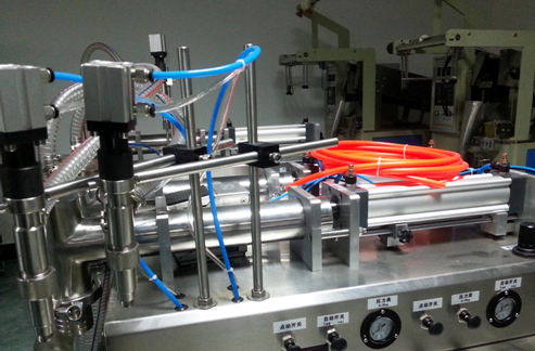 liquid filling machinery semi automatic vízszintes folyadéktöltő teljesen pneumatikus.jpg