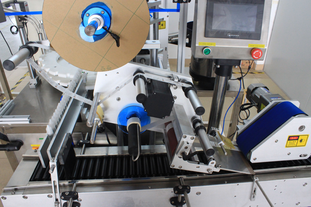 rolling bars from horizontal labeling machine szinkronszalag palackok gördítéséhez.jpg