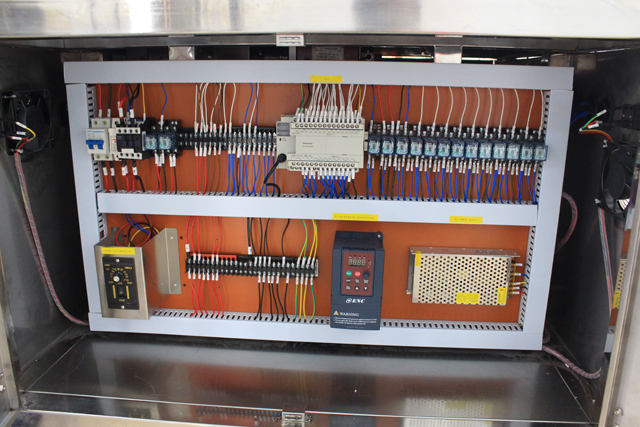 horizontal small bottles labeling machine picture vízszintes címkézőgép tényleges kép.jpg