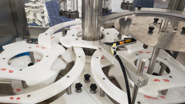 csavaros kupakoló berendezés.jpg