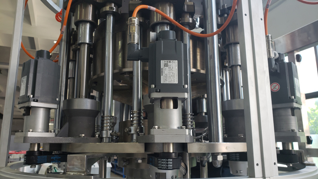 8 hes csavaros kupak.jpg