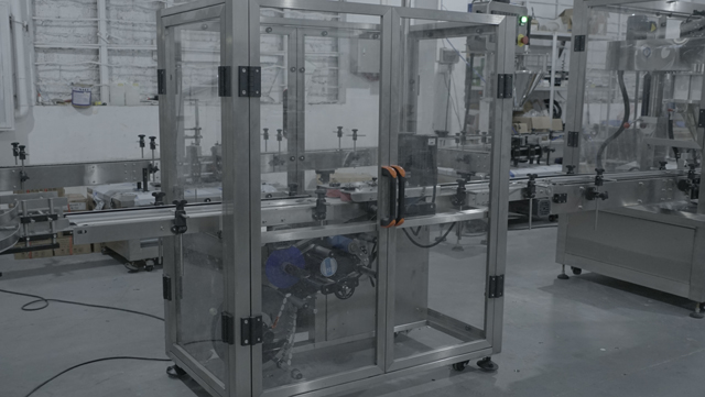 feliratozás alsó üvegek gép.jpg