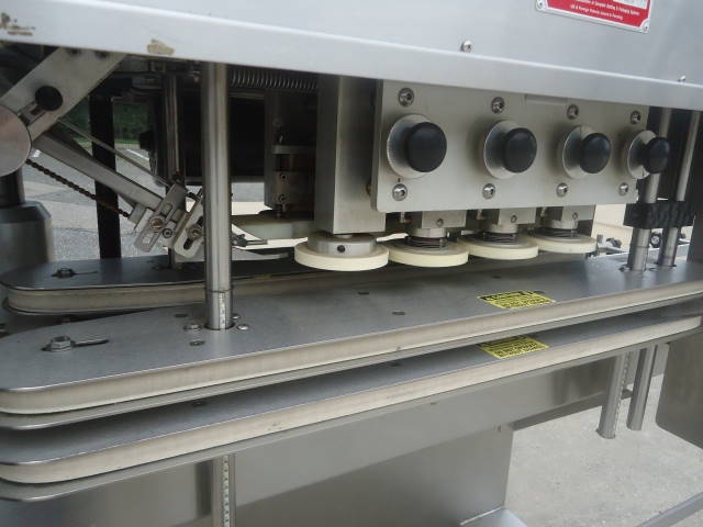high speed linear screw capping machines nagy sebességű csavaros kupak.jpg