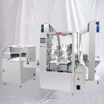 Folyékony kis palacktöltő kupakoló címkéző gép Unscramblerrel