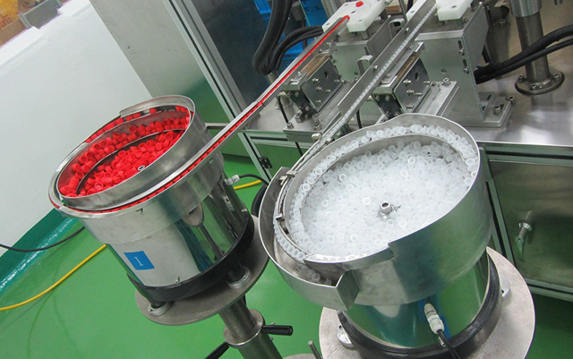 sapkák etetőtál.jpg