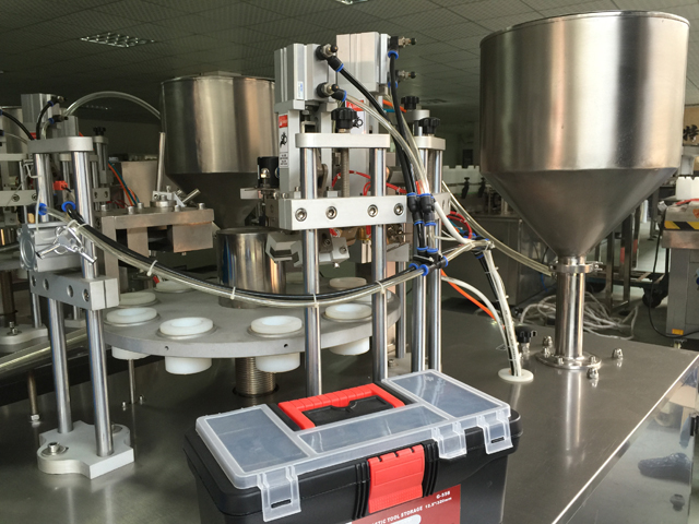 csövek töltőanyag tömítő sorban.jpg