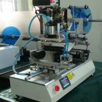 Pneumatikus lapos négyzet alakú kerek palackok gördülő címkézőgép kódolóval