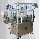 Forgó műanyag gyümölcslé-palack sapkoló berendezés fedéllel felvonó adagolóval