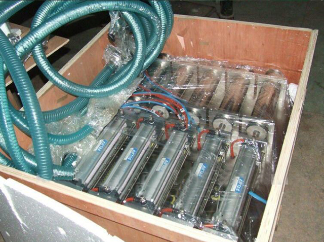 4 fejes töltőgép fa tokban.jpg