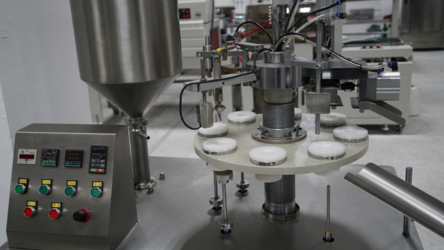 csőtöltő tömítő berendezés.jpg