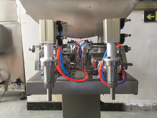 two filling nozzles pneumatic filler equipment fúvókák két.jpg