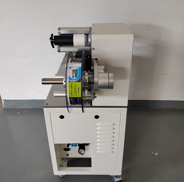 kutyaeledel csomagoló címkéző (4).jpg