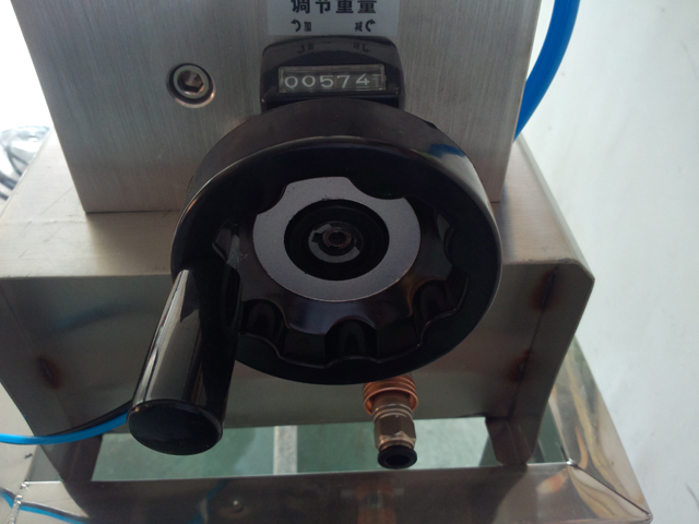 liquid filling machine semi automatic SHampontöltő berendezés.jpg