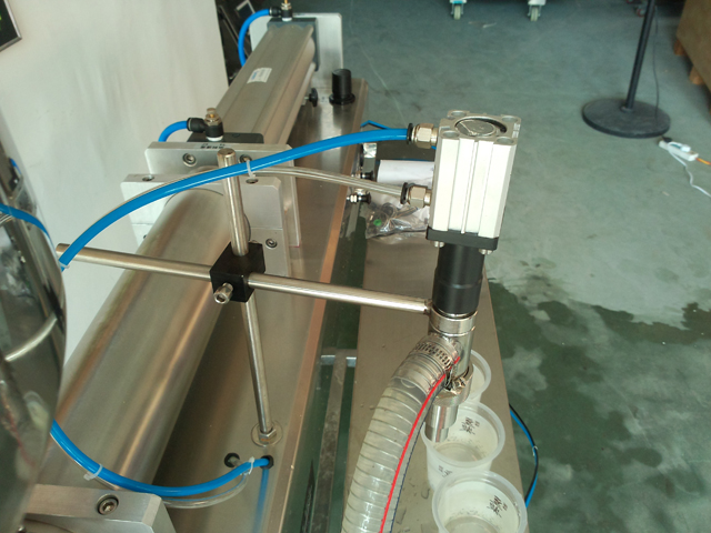 liquid filling machine for lotion shampoo cream SHampontöltő berendezés.jpg