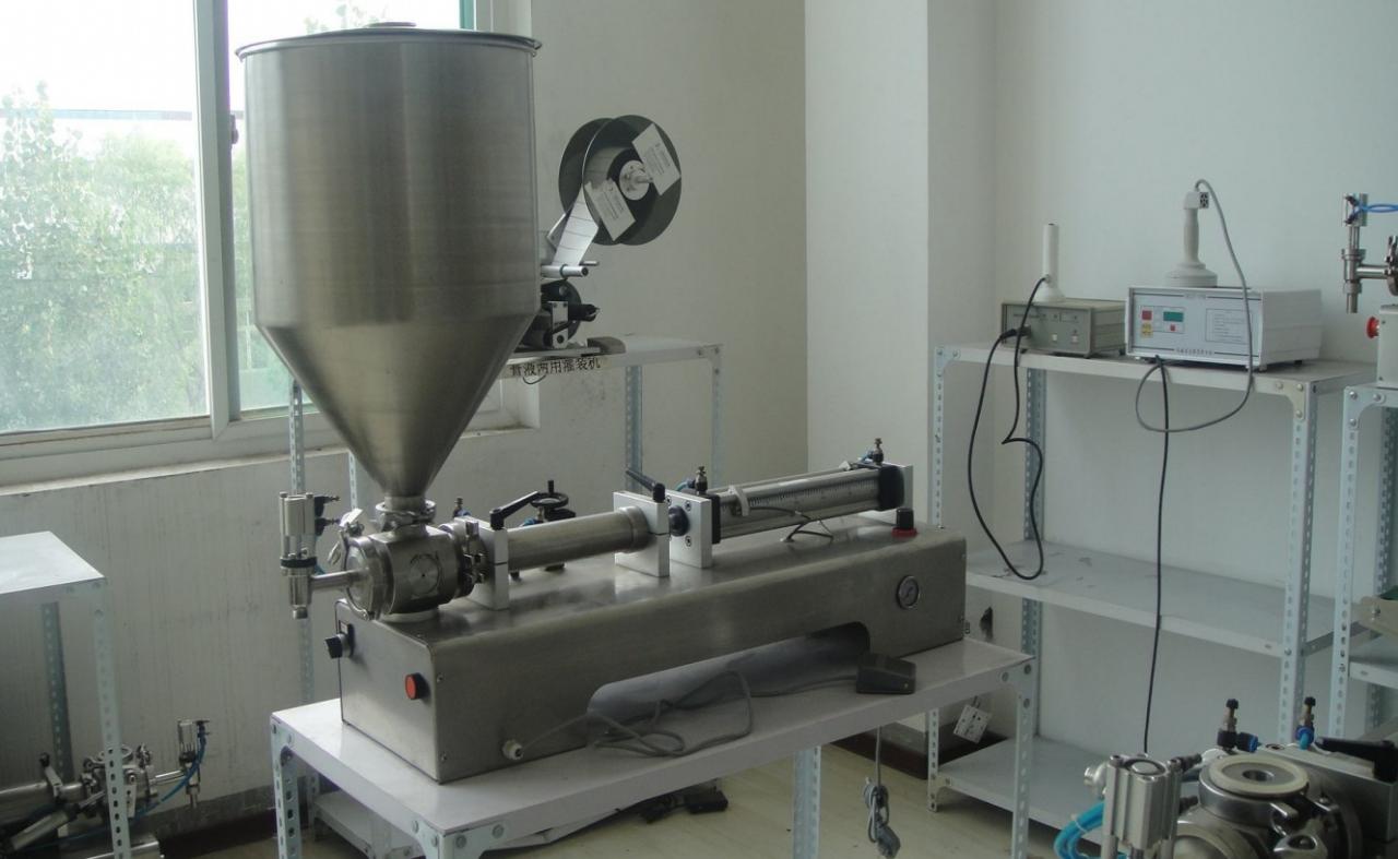 liquid paste filling machine with vertical hopper EGYFEJES GARATTÖLTŐ GÉPVEL.jpg