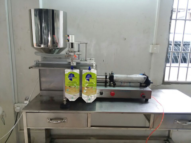 Kiöntő zacskótöltő gép (4).jpg