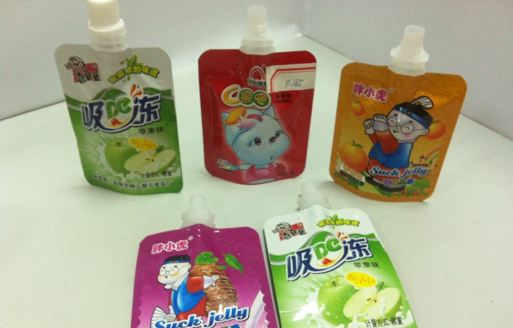 stand up bags for filling egyfejű kifolyós zacskók feltöltése garattal .jpg