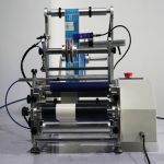 Félautomata kerek palackok fecskendős fiolák címkézőgépe