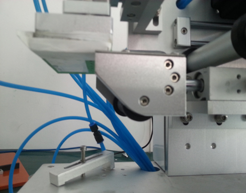 semi automatic flat bottles labeling equipment lapos címkéző gép PLC Advanced (2).jpg