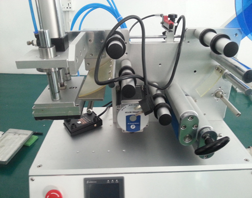 flat surface labeling equipment semi automatic lapos felületű címkéző felszerelés (3).jpg