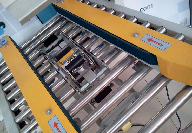 carton sealing stainless steel roll közeli kép a kartondoboz lezáró géphez semi auto.jpg