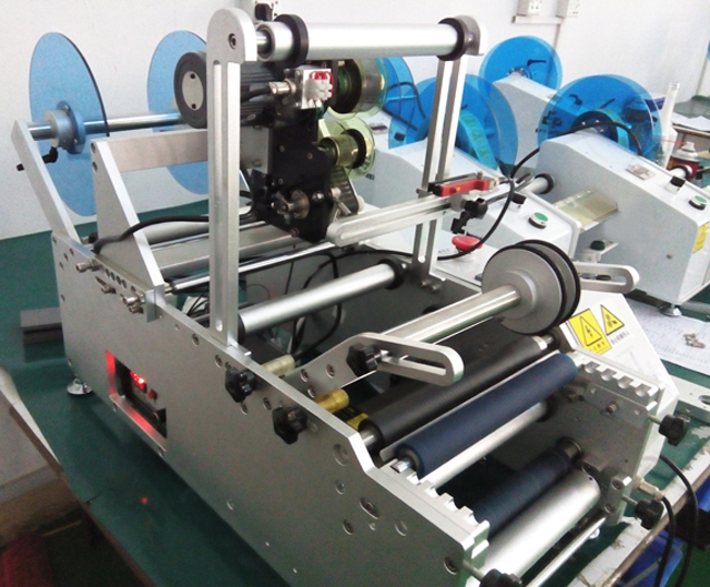 CÍMKÉZŐGÉP FÉLAUTOMATA injekciós tűhöz.jpg