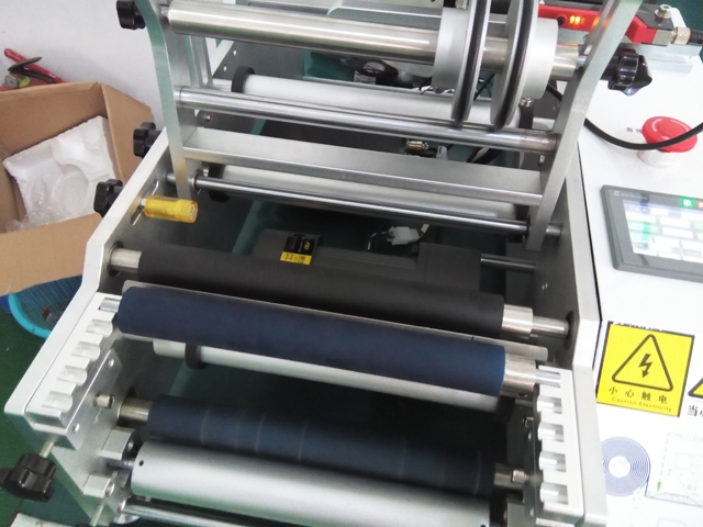 CÍMKÉZŐGÉP FÉLAUTOMATA injekciós tűhöz.jpg