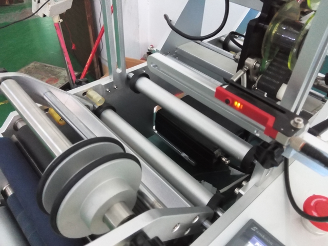 Eran félautomata csövekhez címkéző gép fecskendővel