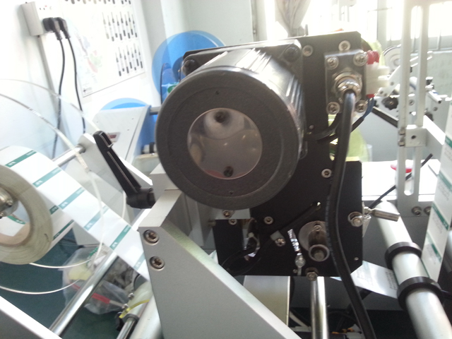 Eran félautomata csövekhez címkéző gép fecskendővel